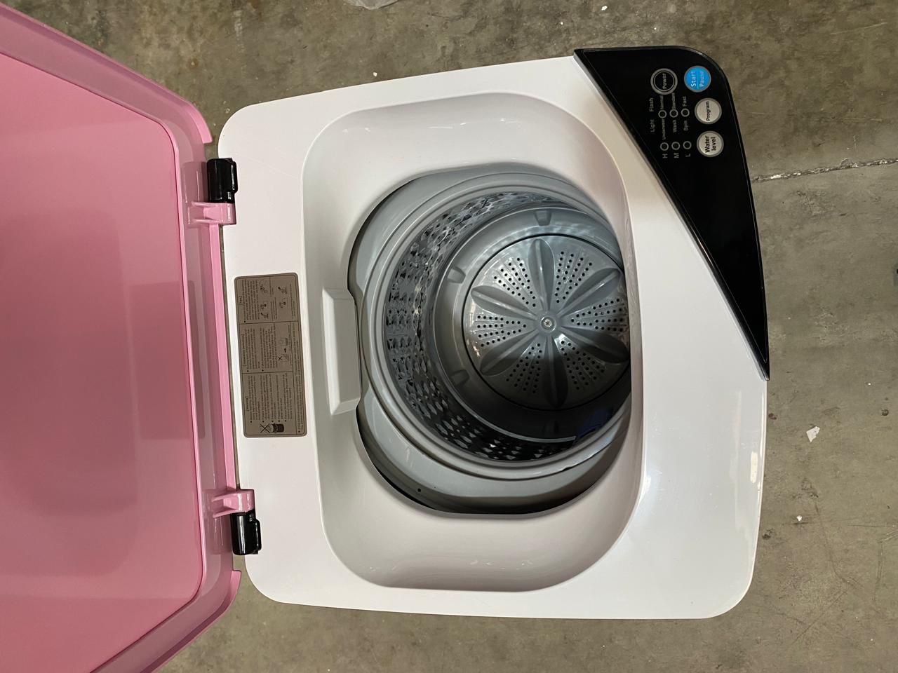 Lavadora Automática de Carga Superior Compacta con Tapa Rosa - Imagen 5